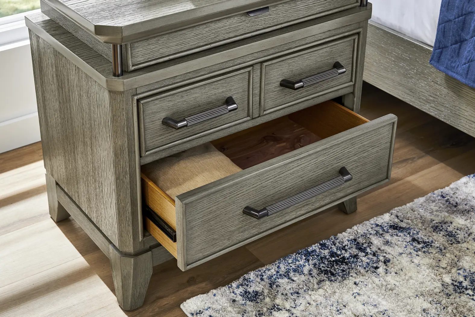 Heiress Gray 5 Pc Queen Upholstered Bedroom - Thumbnail - Image 10