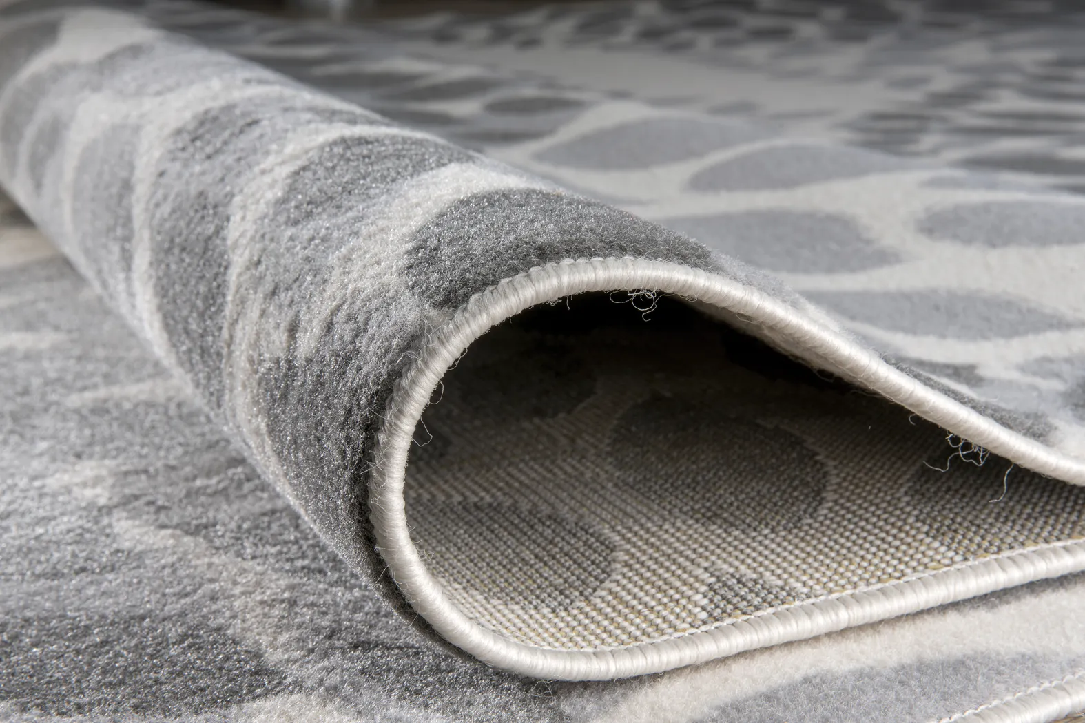 Iselana II Gray 5' x 7' Rug - Thumbnail - Image 9