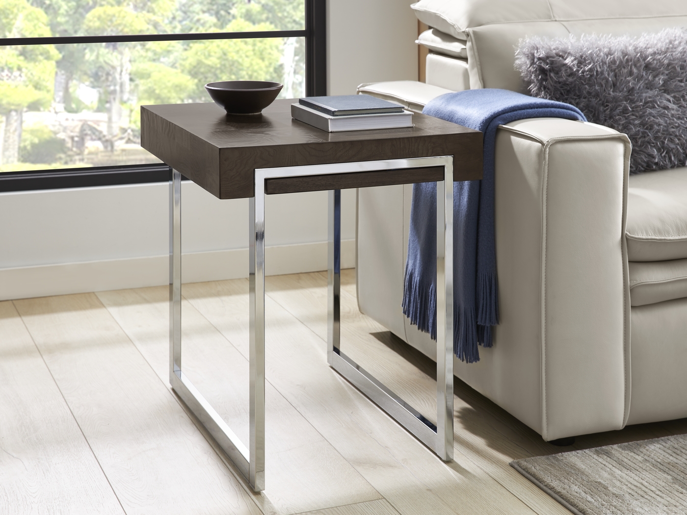 Isleen Gray End Table - Thumbnail - Image 3