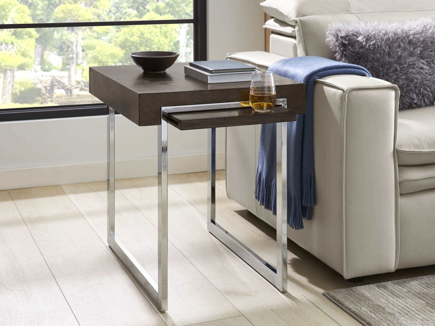 Isleen Gray End Table - Thumbnail - Image 4