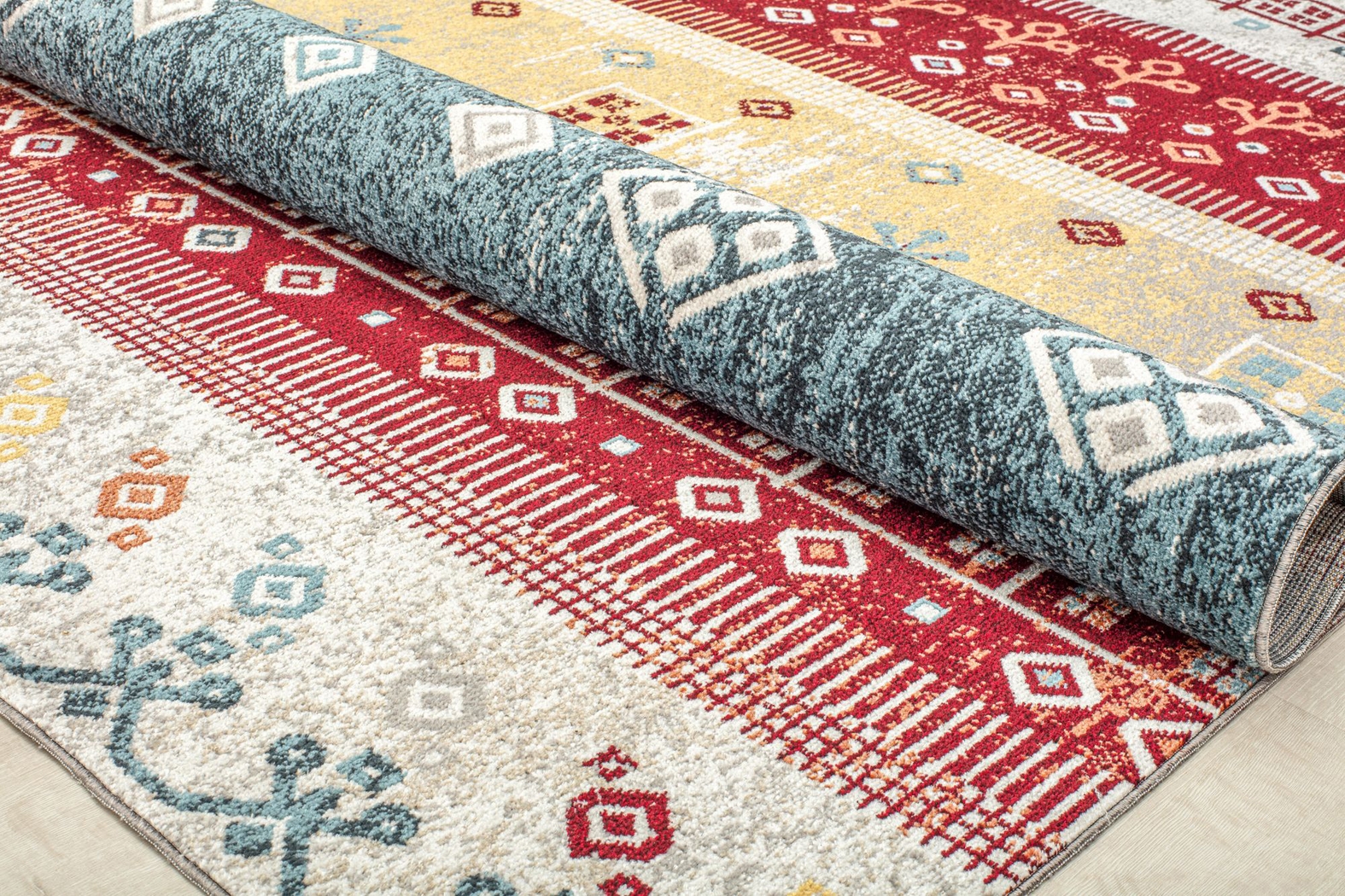 Bundado Red 5'3 x 7' Rug - Thumbnail - Image 4