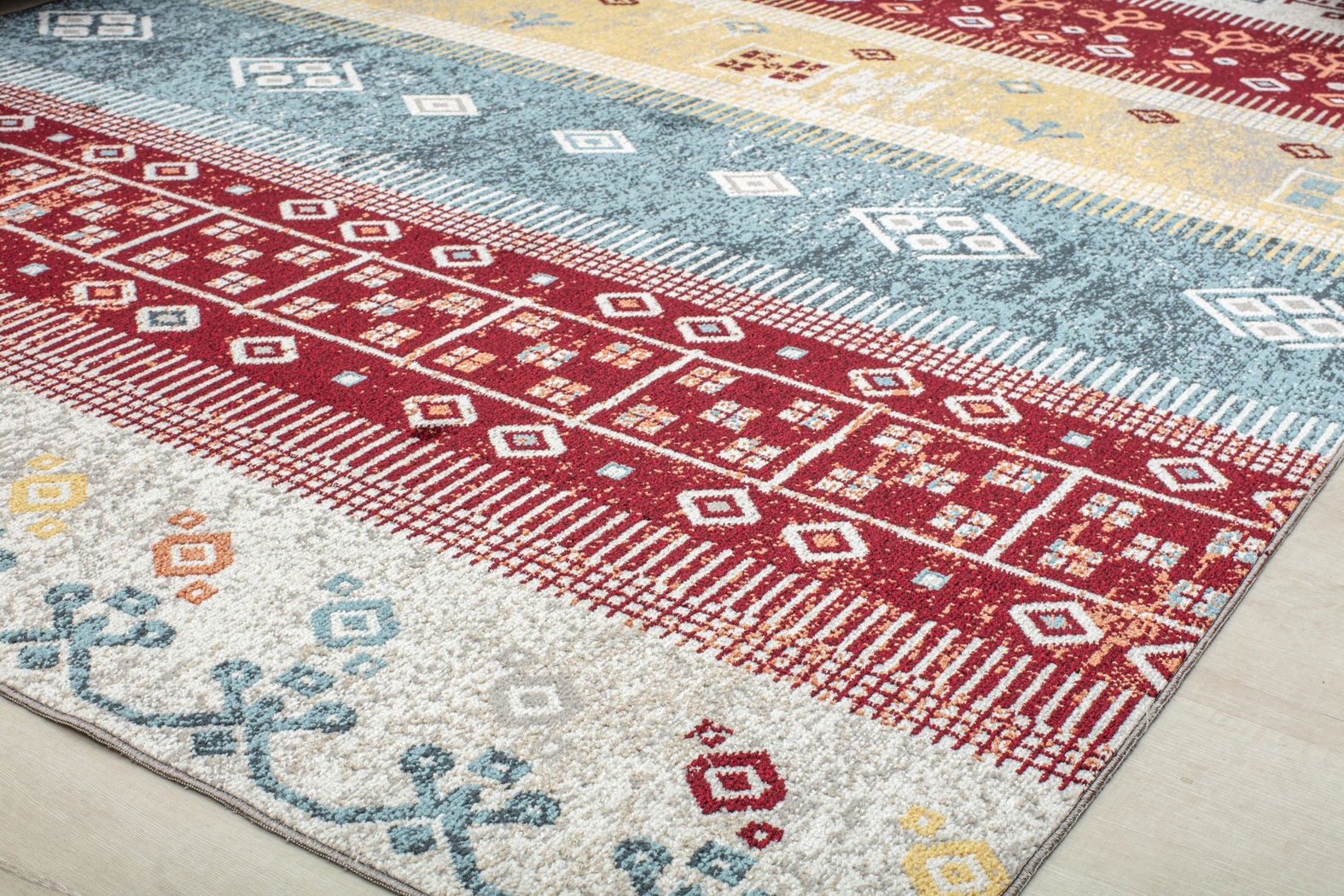Bundado Red 5'3 x 7' Rug - Thumbnail - Image 5