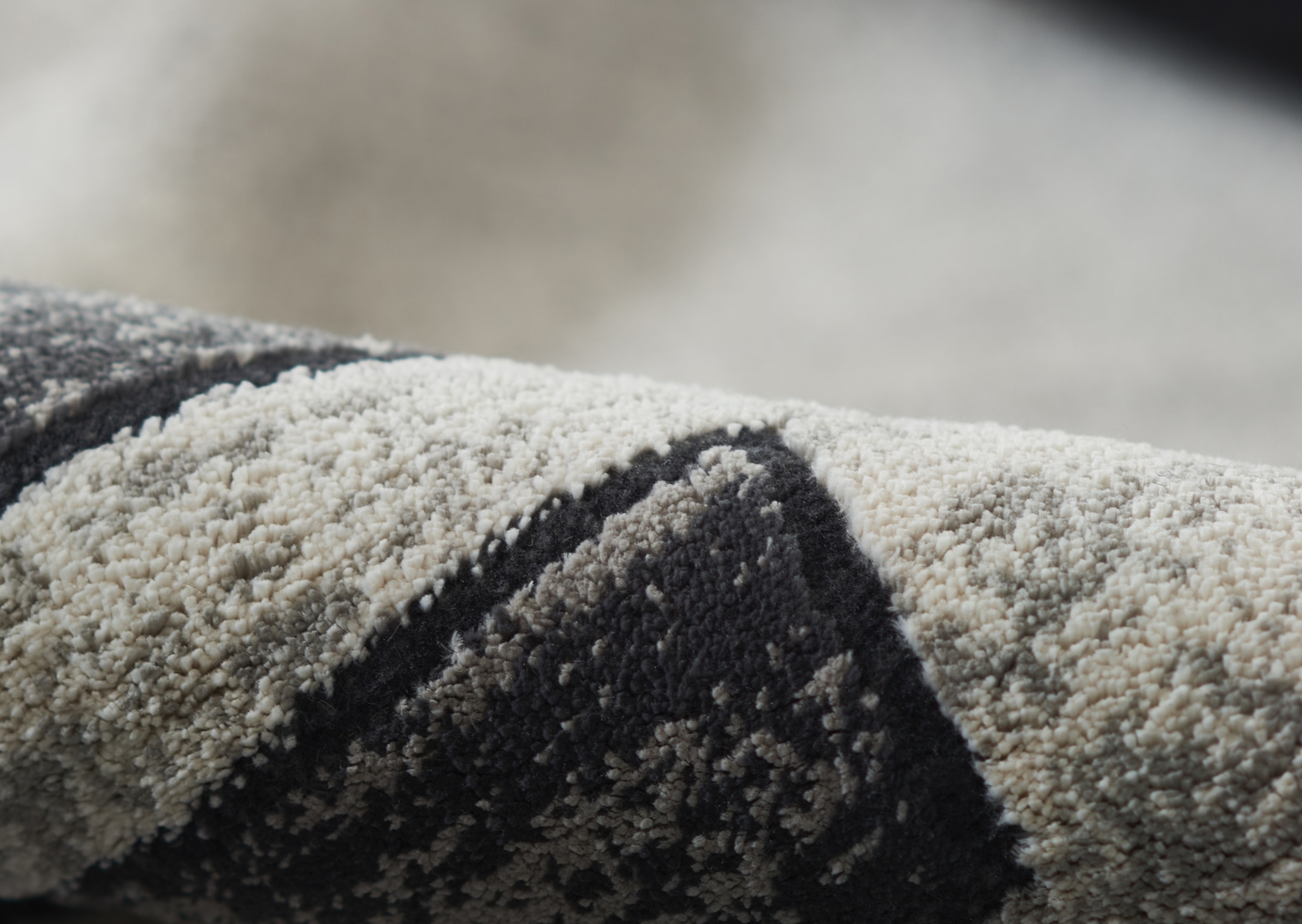 Jenzen Black 7'9 x 9'10 Rug - Thumbnail - Image 5