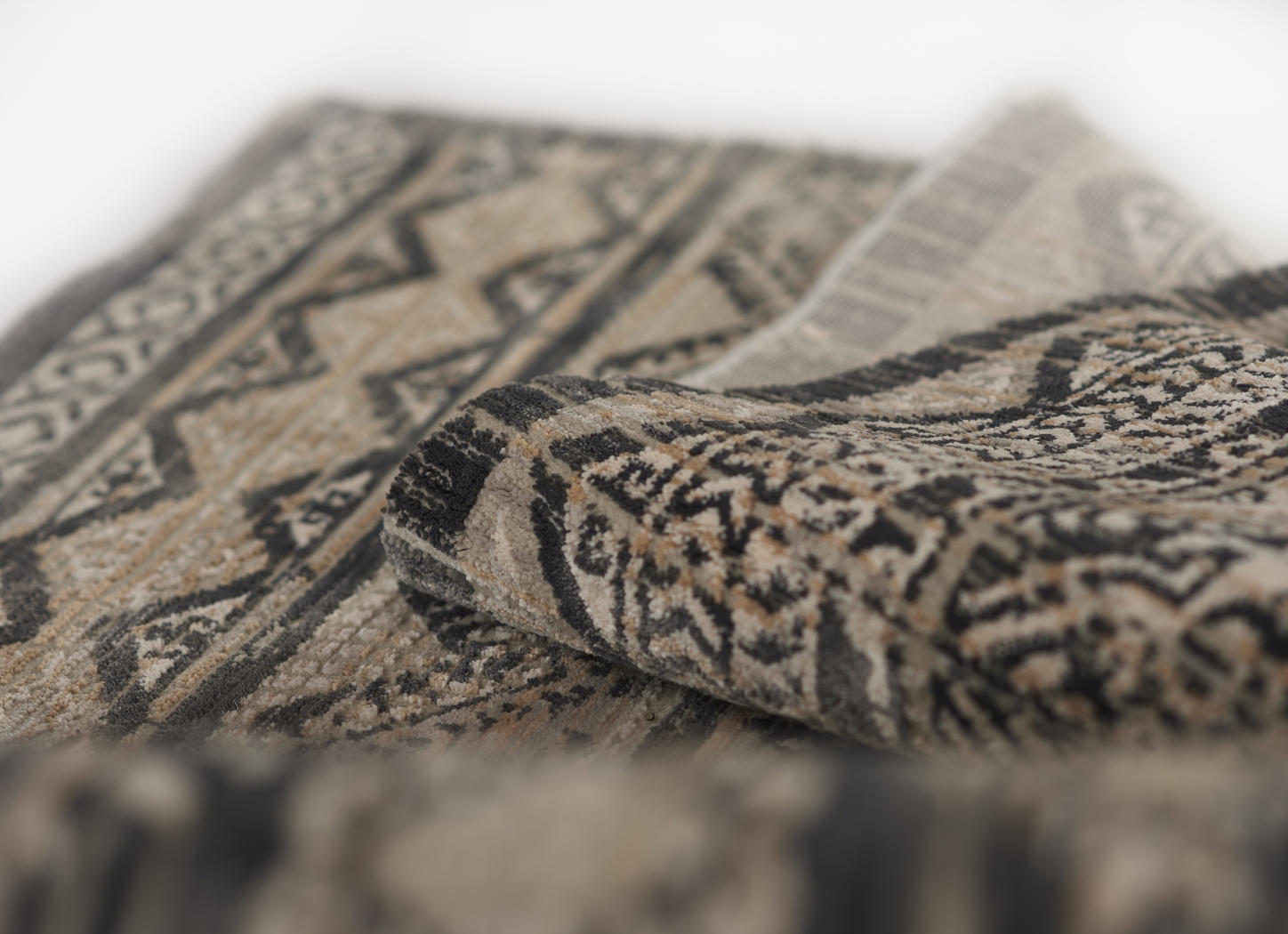 Juith Black 3'10 x 5'7 Rug - Thumbnail - Image 7