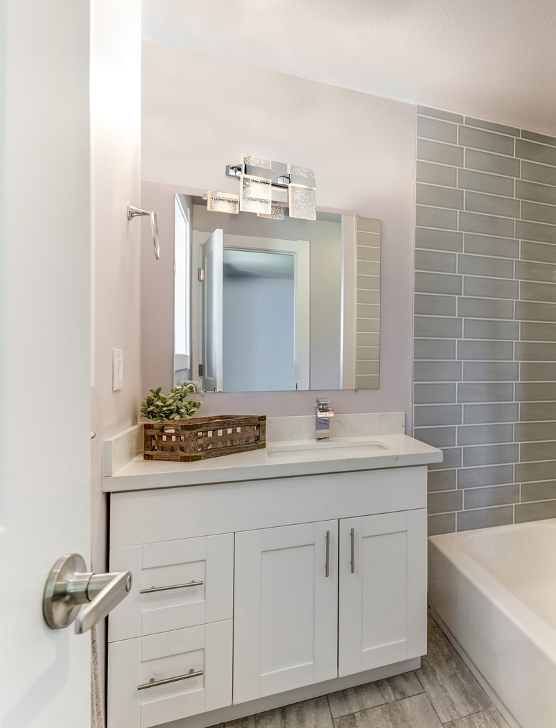 Julato Estates Small Black Sconce - Thumbnail - Image 2