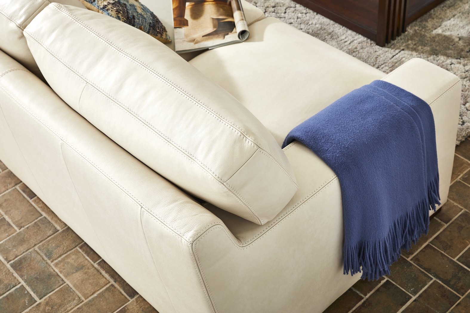 Kensington Oyster Leather Sofa - Thumbnail - Image 3