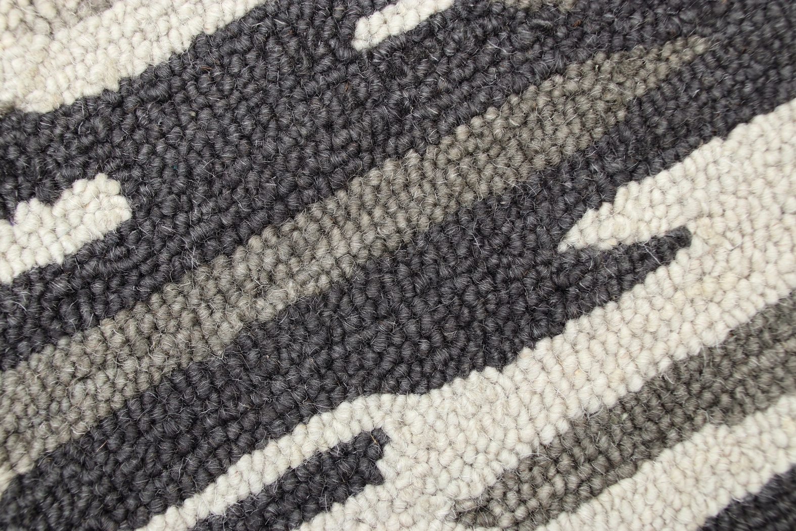 Keren Gray 4' Round Rug - Thumbnail - Image 3