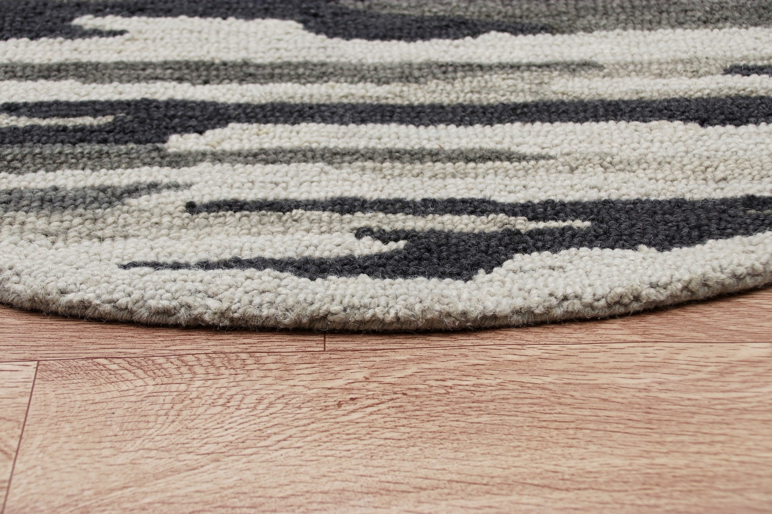 Keren Gray 4' Round Rug - Thumbnail - Image 6