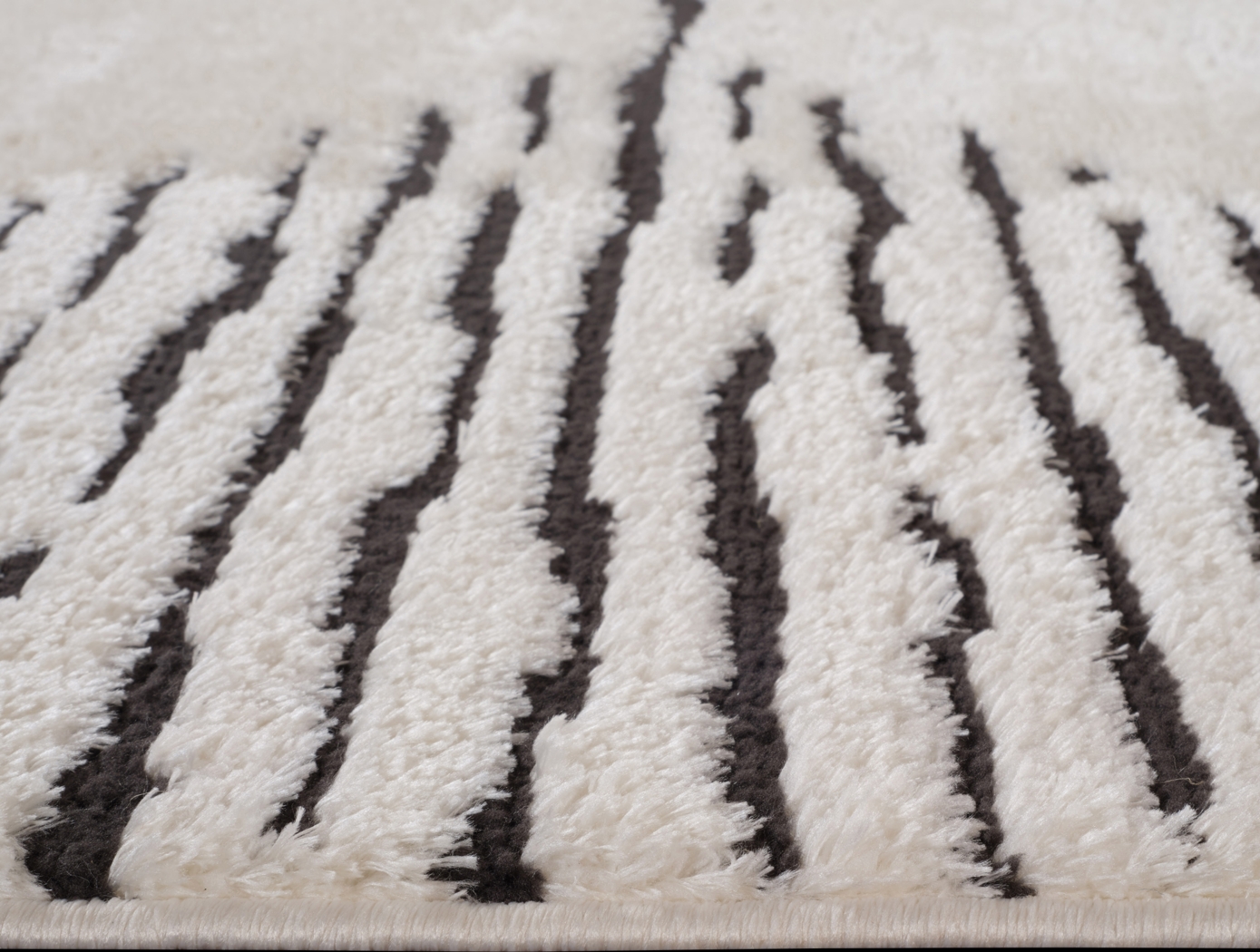 Kerone White 2'6 x 10' Runner Rug - Thumbnail - Image 2