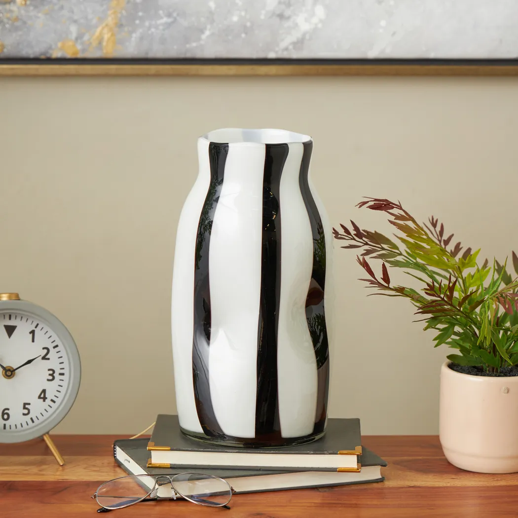 Kesol I White/Black Vase - Thumbnail - Image 2
