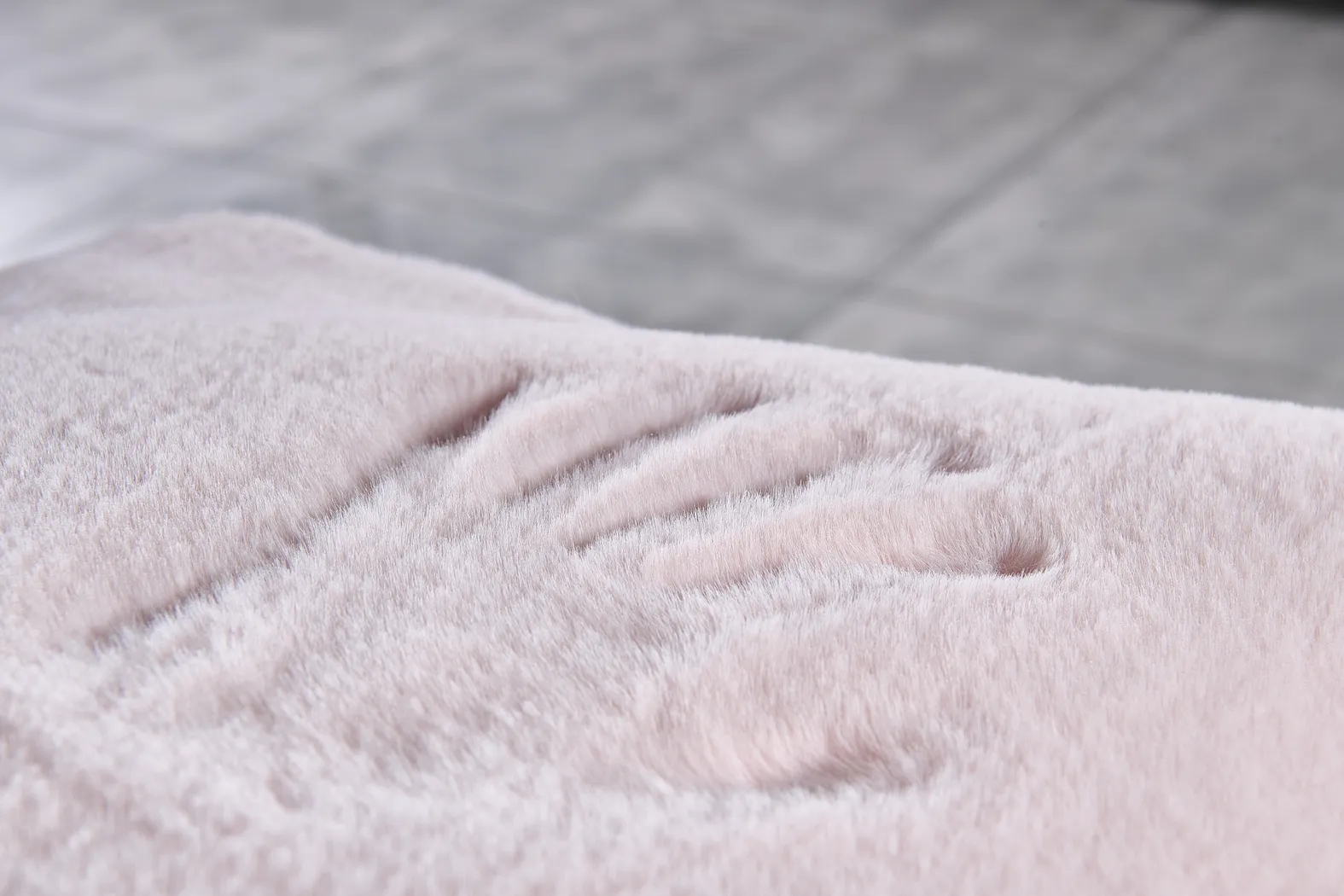 Kids Fur Cloud Pink Pouf - Thumbnail - Image 3