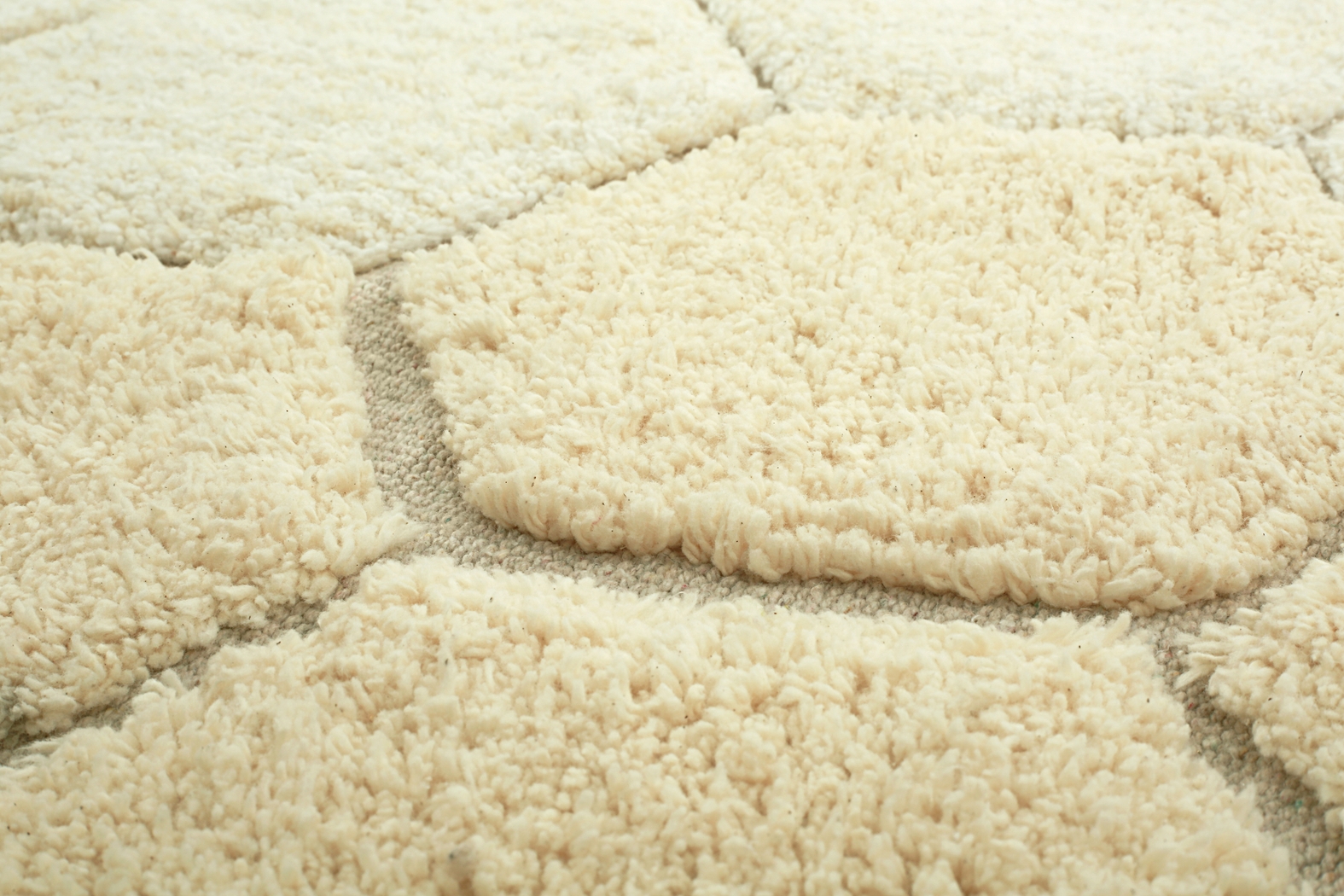 Kids Gold 4'7 Honeycomb Machine Washable Round Rug - Thumbnail - Image 3