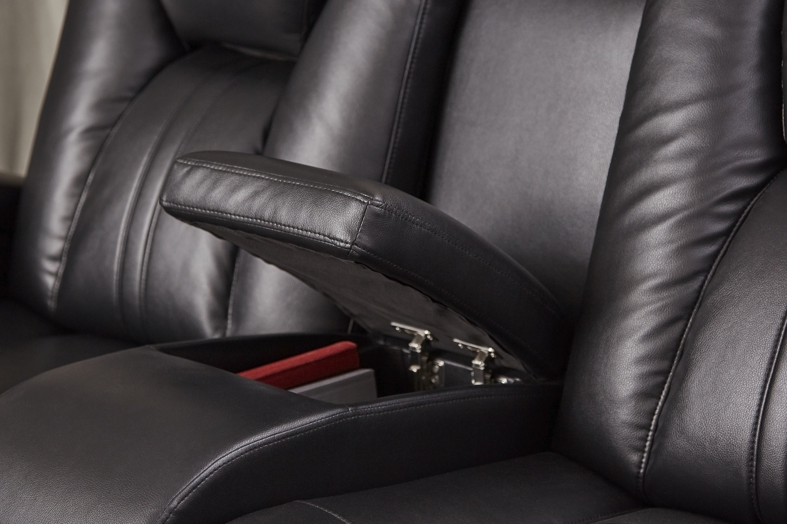 Kingvale Court Black Dual Power Reclining Console Loveseat - Thumbnail - Image 3