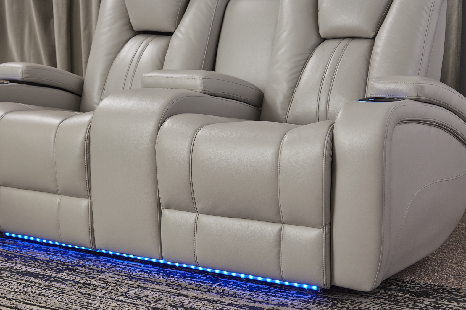 Kingvale Court Platinum 7 Pc Reclining Living Room - Thumbnail - Image 16