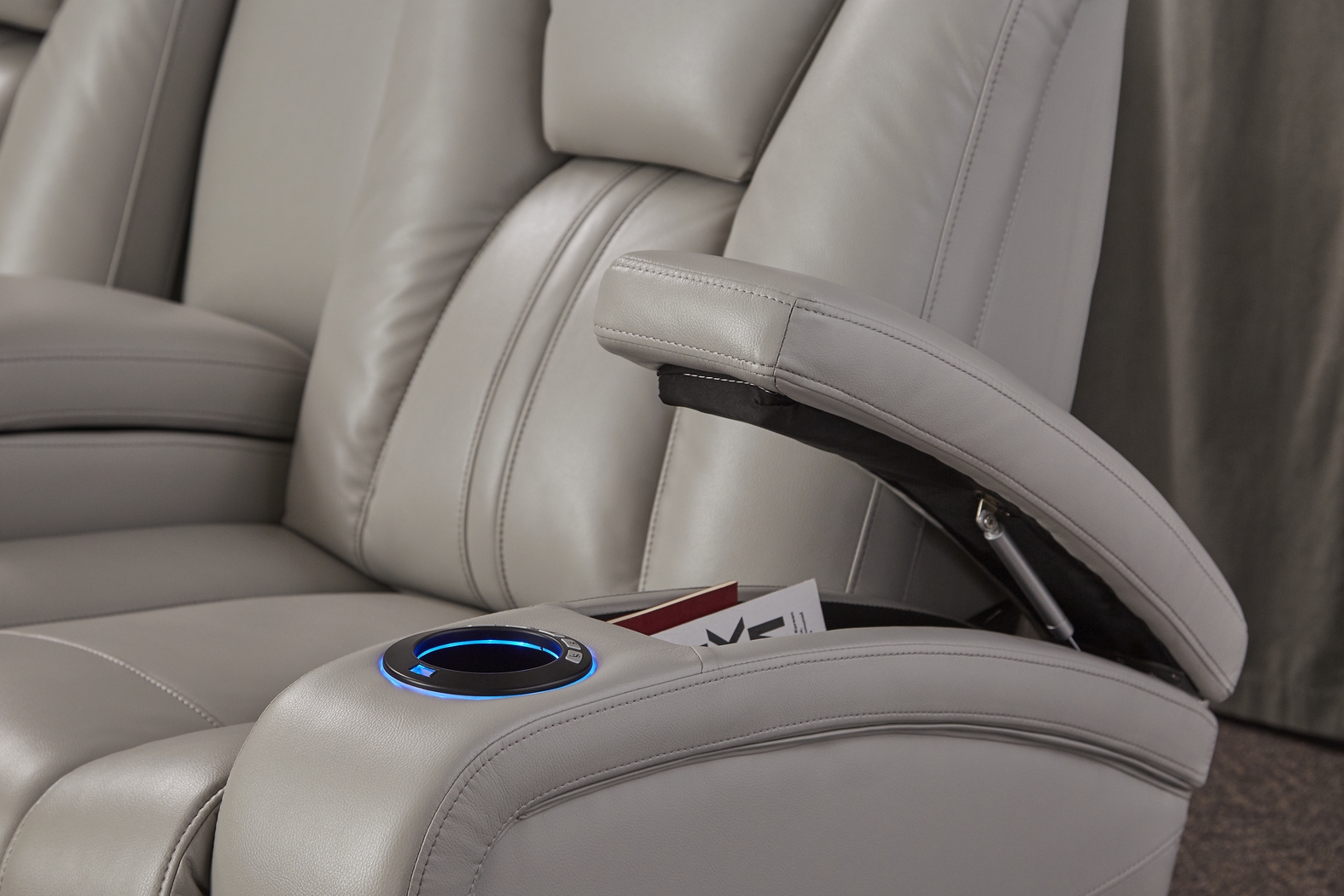 Kingvale Court Platinum 8 Pc Dual Power Reclining Living Room - Thumbnail - Image 13