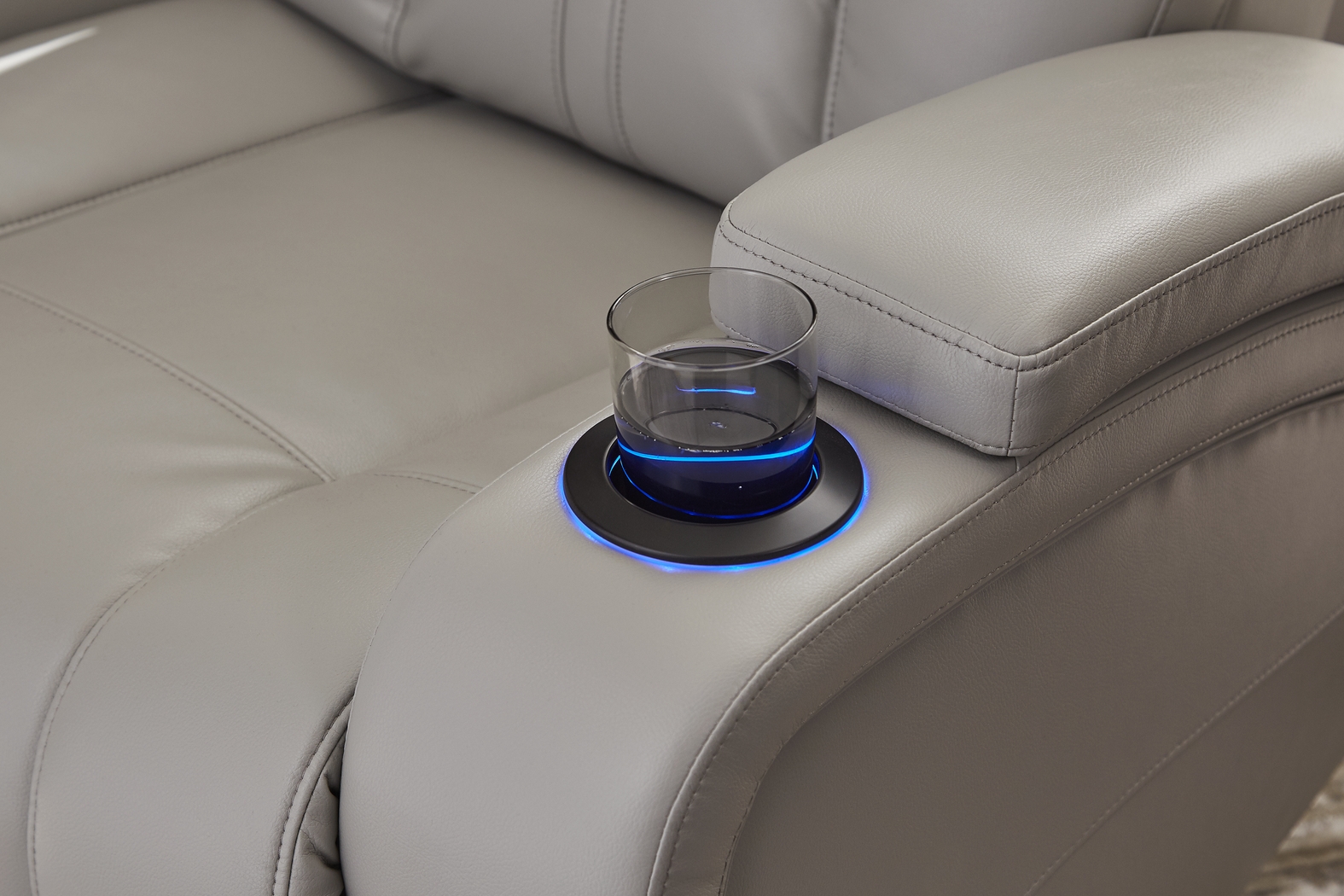 Kingvale Court Platinum 3 Pc Living Room with Dual Power Reclining Sofa - Thumbnail - Image 13