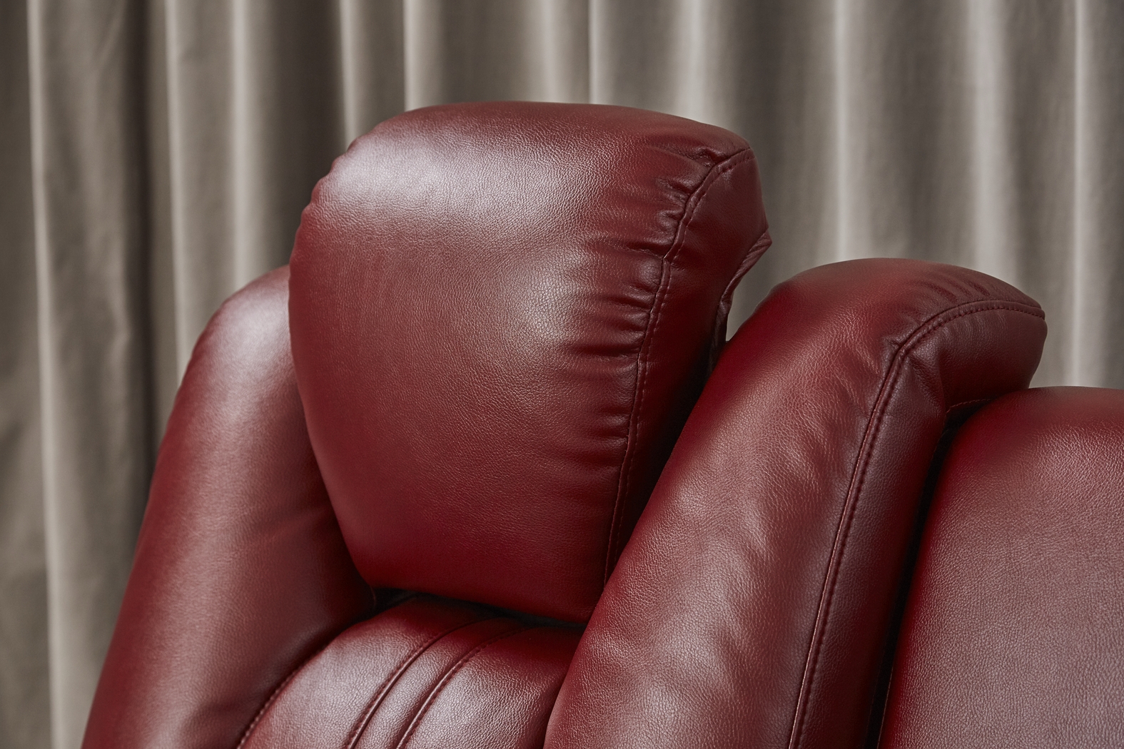 Kingvale Court Red Dual Power Reclining Console Loveseat - Thumbnail - Image 3