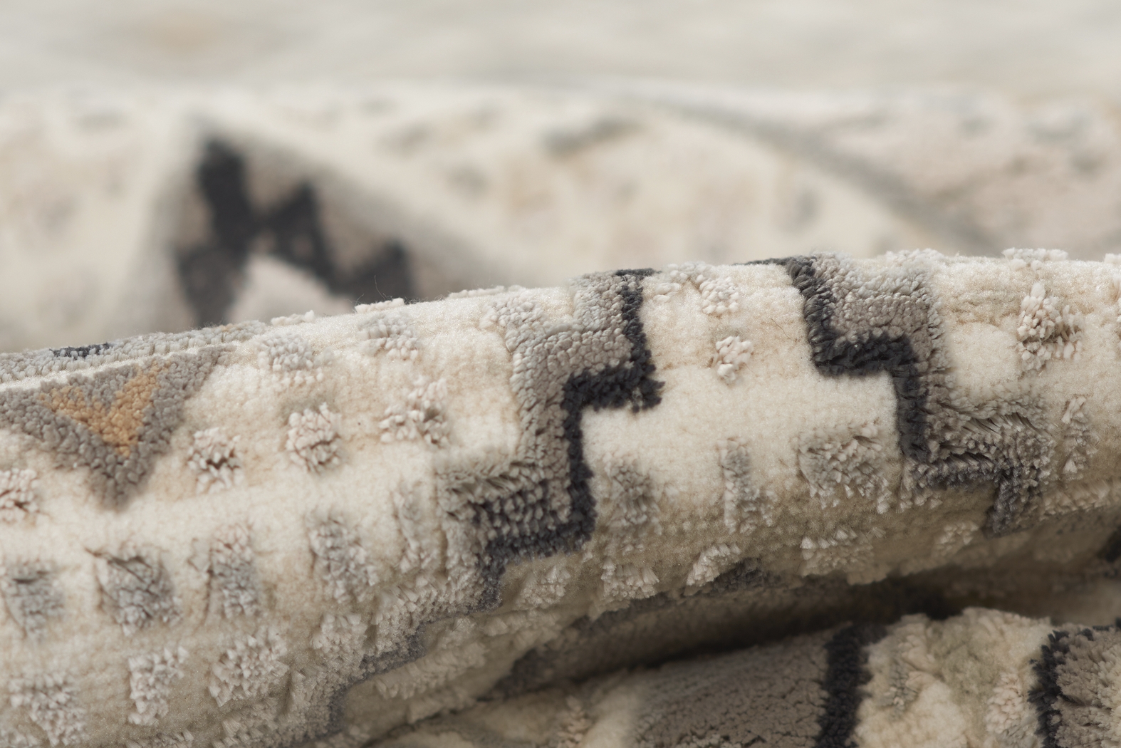 Laene Off-White 3'10 x 5'7 Rug - Thumbnail - Image 7