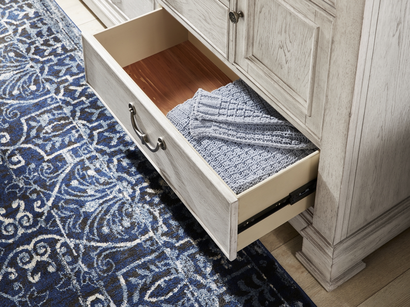 Landon Creek White 7 Pc Queen Panel Bedroom - Thumbnail - Image 8