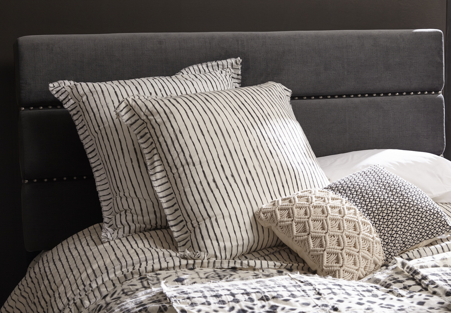 Landon Square Gray Queen Upholstered Bed - Thumbnail - Image 5