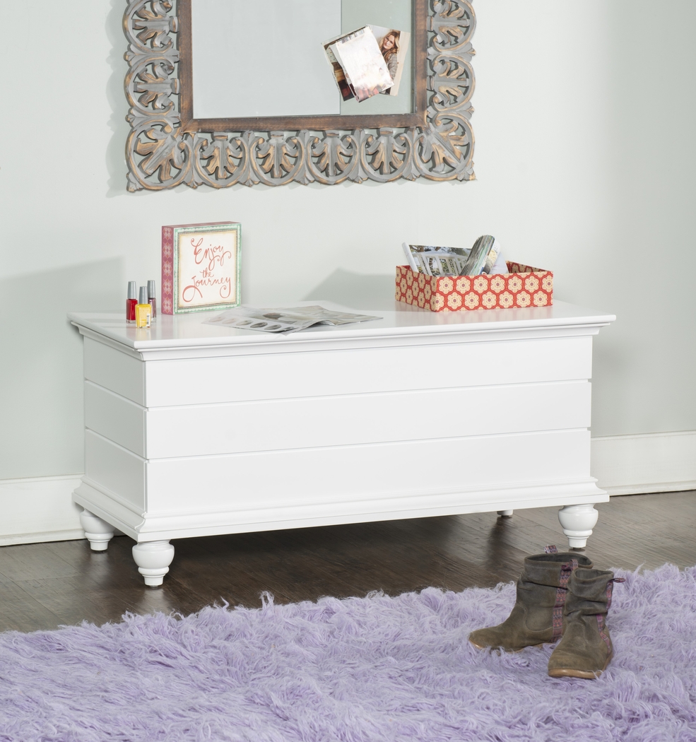 Lawton White Cedar Chest - Thumbnail - Image 3