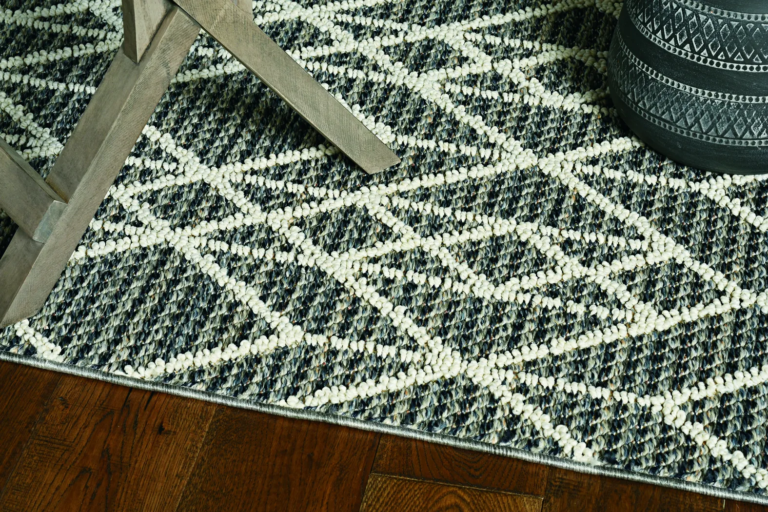 Leopole Gray 5' x 7'6 Indoor/Outdoor Rug - Image 5