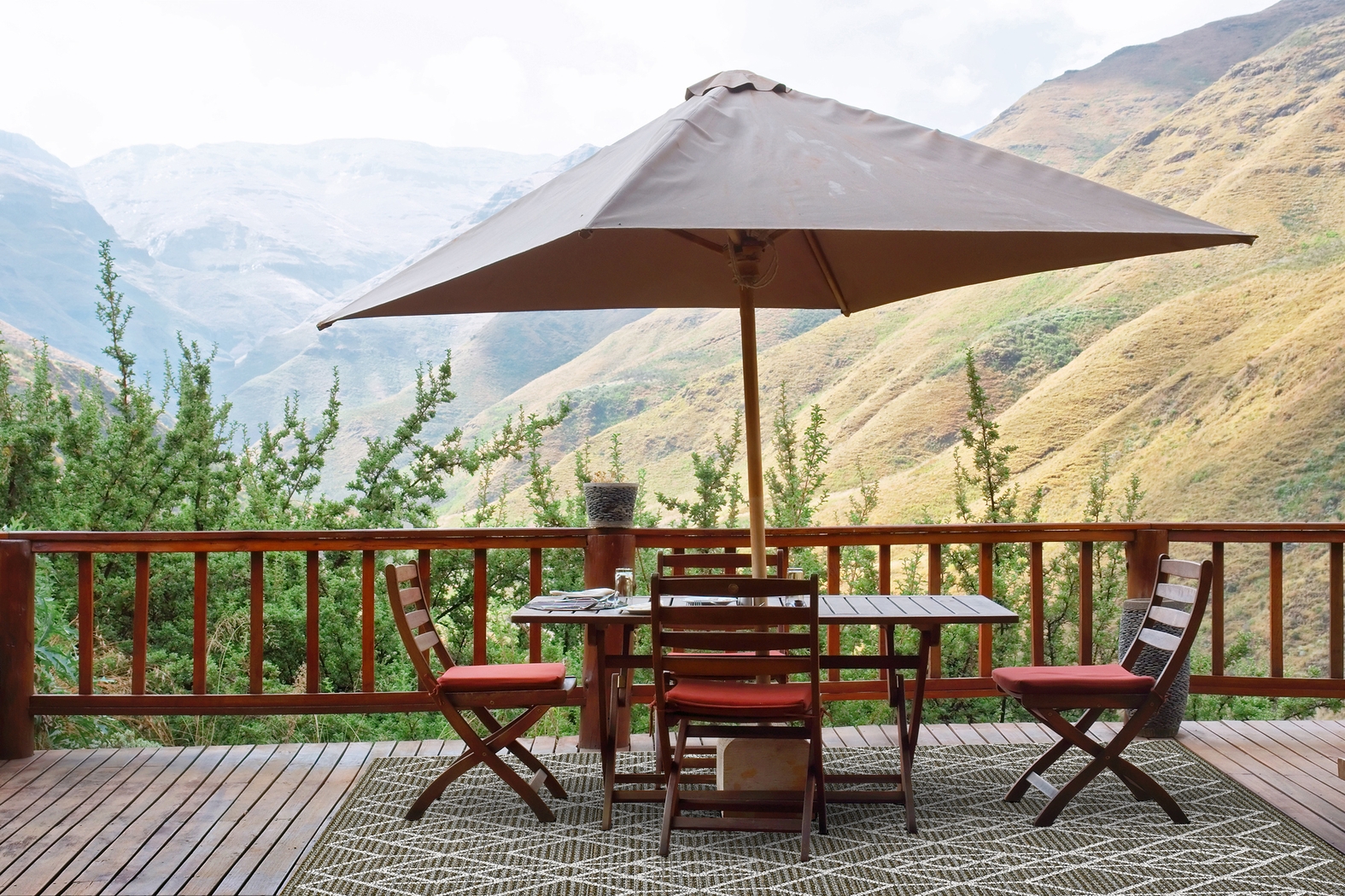 Leopole Gray 6'7 x 9'4 Indoor/Outdoor Rug - Thumbnail - Image 2