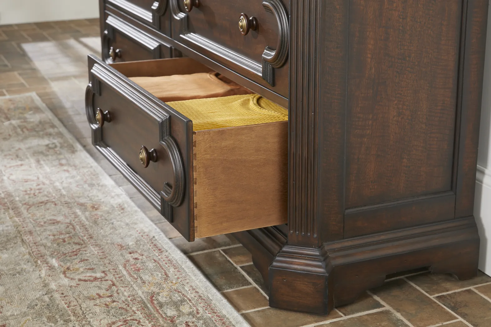 Lindenwood Saddle Dresser - Thumbnail - Image 3