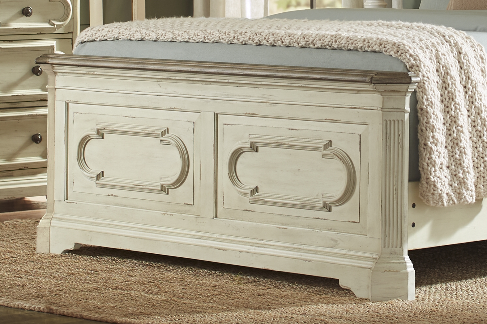 Lindenwood White 5 Pc King Panel Bedroom - Thumbnail - Image 4