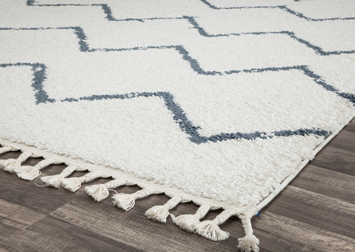 CosmoLiving By Cosmopolitan Lisara White 5' x 7' Rug - Thumbnail - Image 4