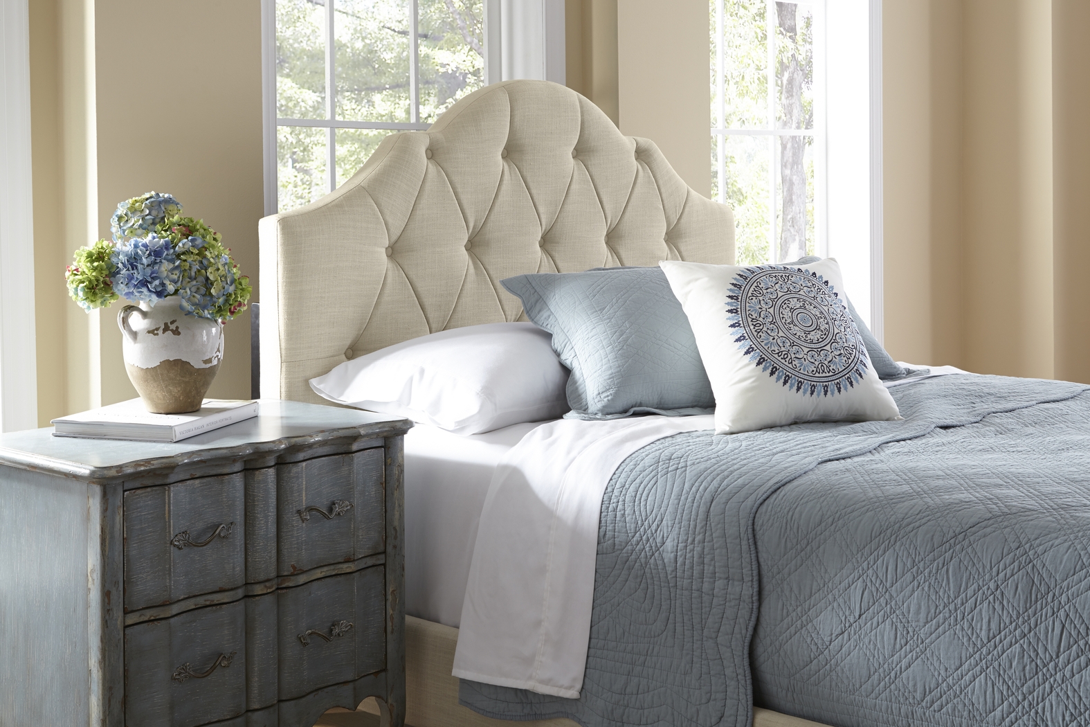 Luella Linen Queen Upholstered Bed - Thumbnail - Image 2