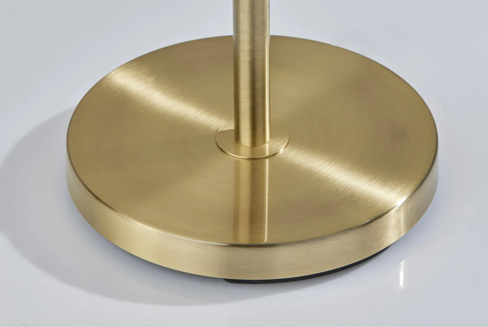 Maelia Brass Floor Lamp - Thumbnail - Image 4