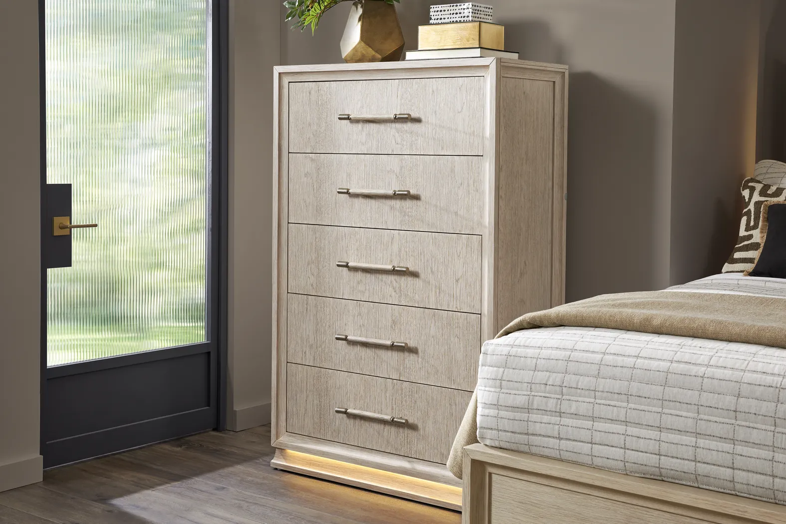 Maguire White 5 Pc Queen Upholstered Bedroom - Image 9