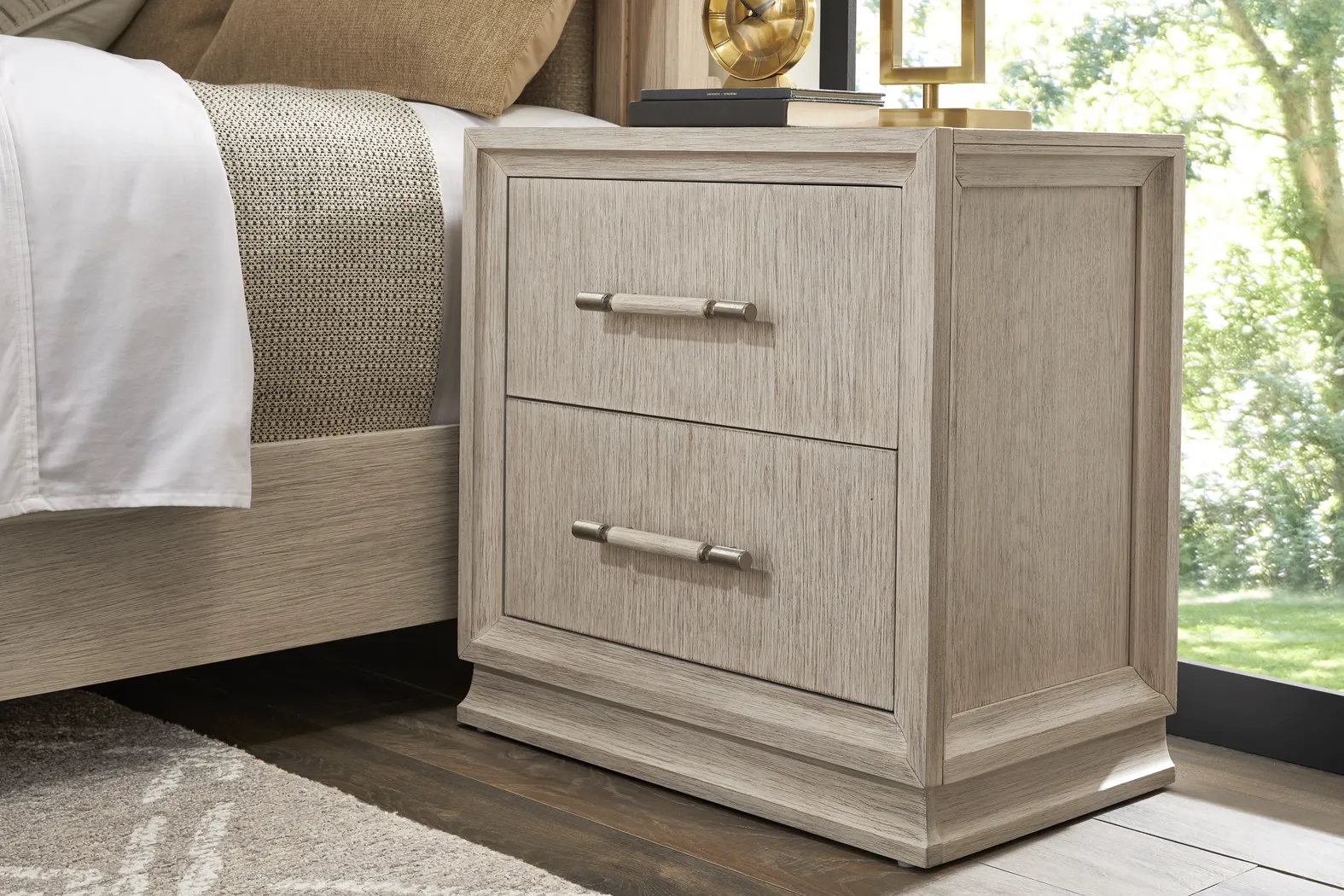 Maguire White 5 Pc Queen Upholstered Bedroom - Image 12