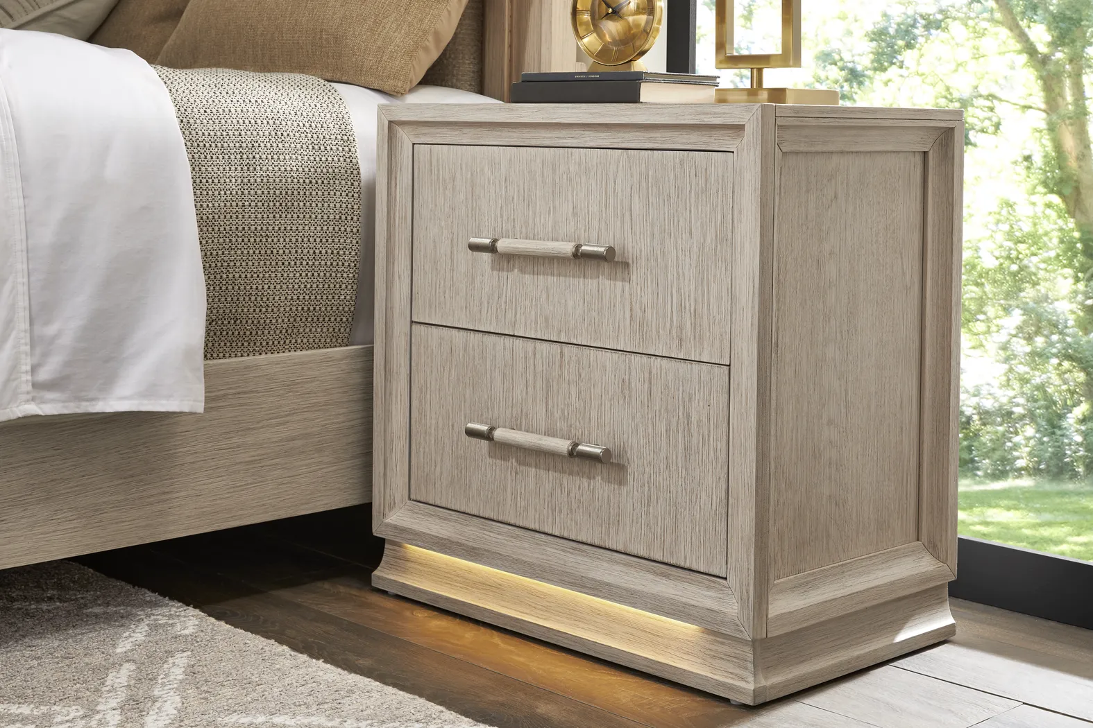 Maguire White 5 Pc Queen Upholstered Bedroom - Image 13