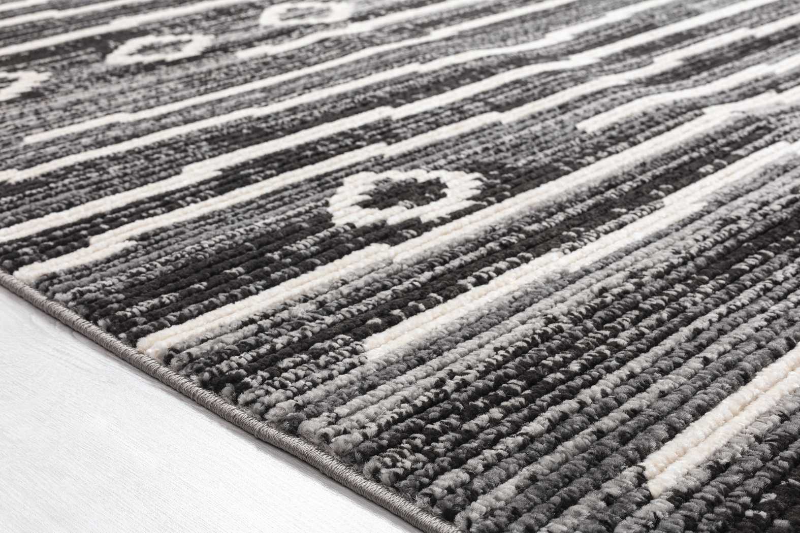 Maidbo Black 5'7 x 7'7 Rug - Thumbnail - Image 6