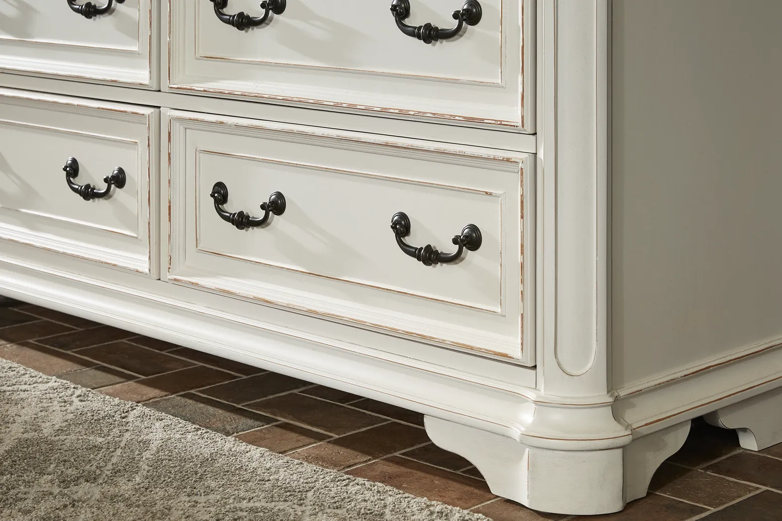 Marien Park White Dresser - Thumbnail - Image 3