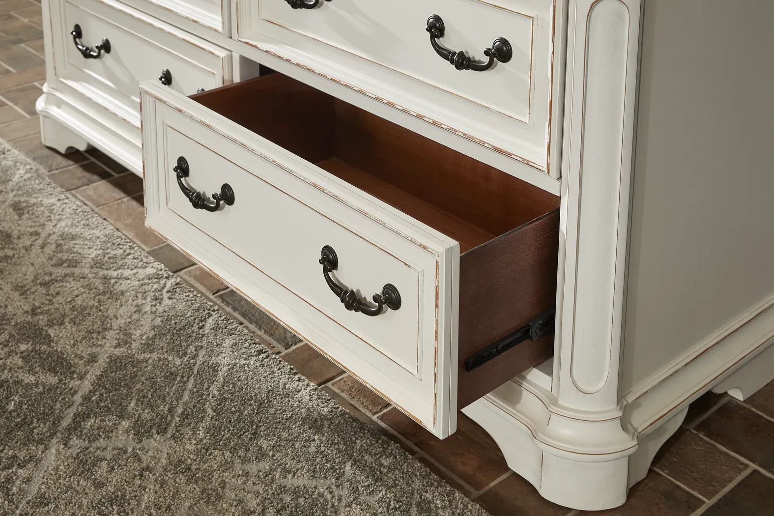 Marien Park White Dresser - Thumbnail - Image 4