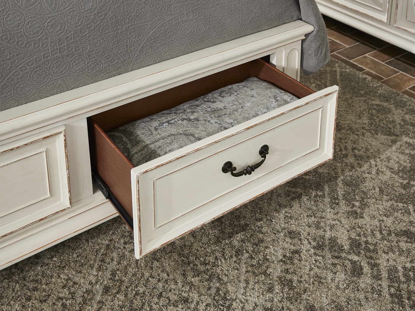 Marien Park White 5 Pc King Storage Bedroom - Thumbnail - Image 5