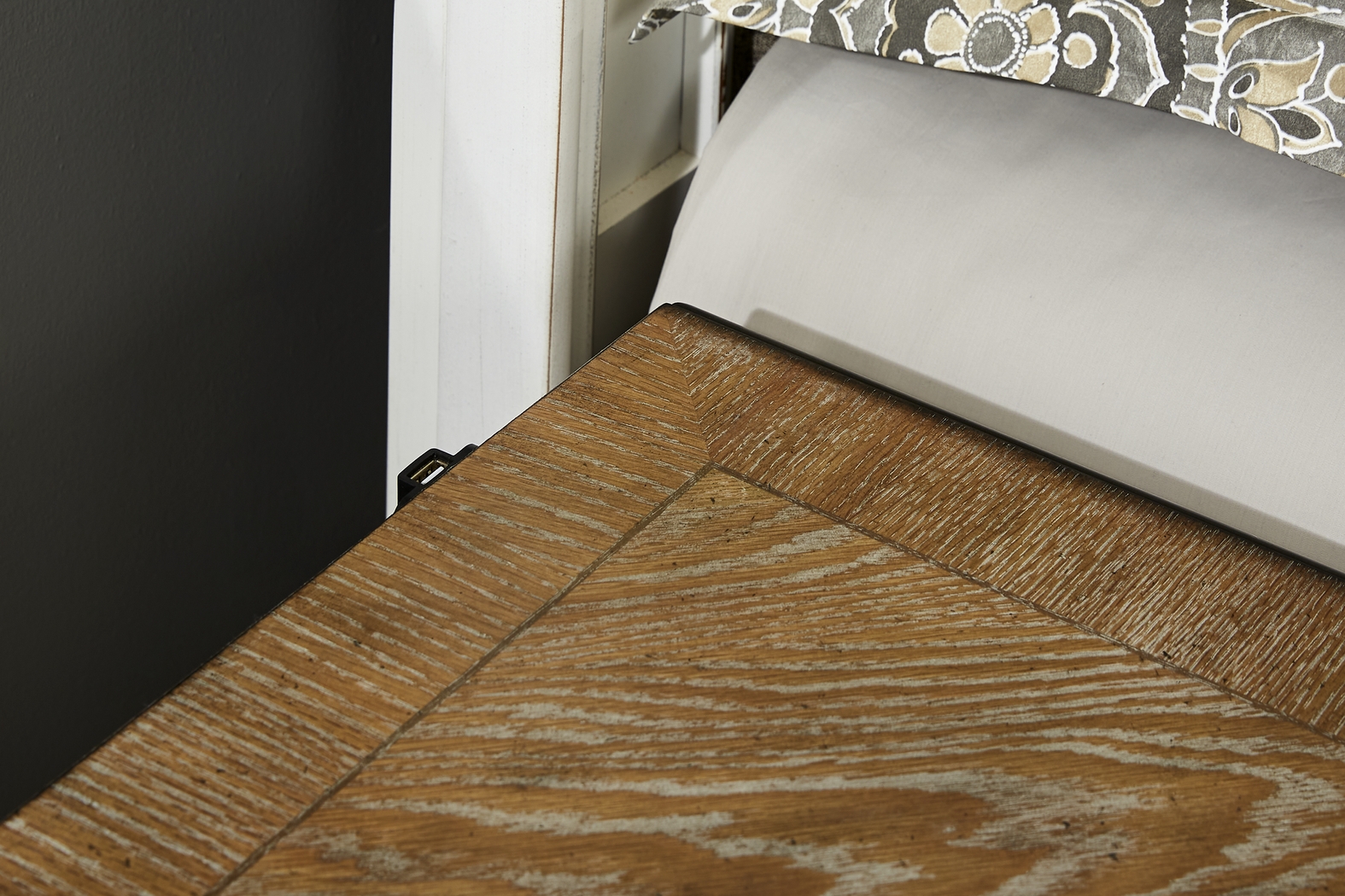 Marien Park White 7 Pc Queen Storage Bedroom - Thumbnail - Image 11