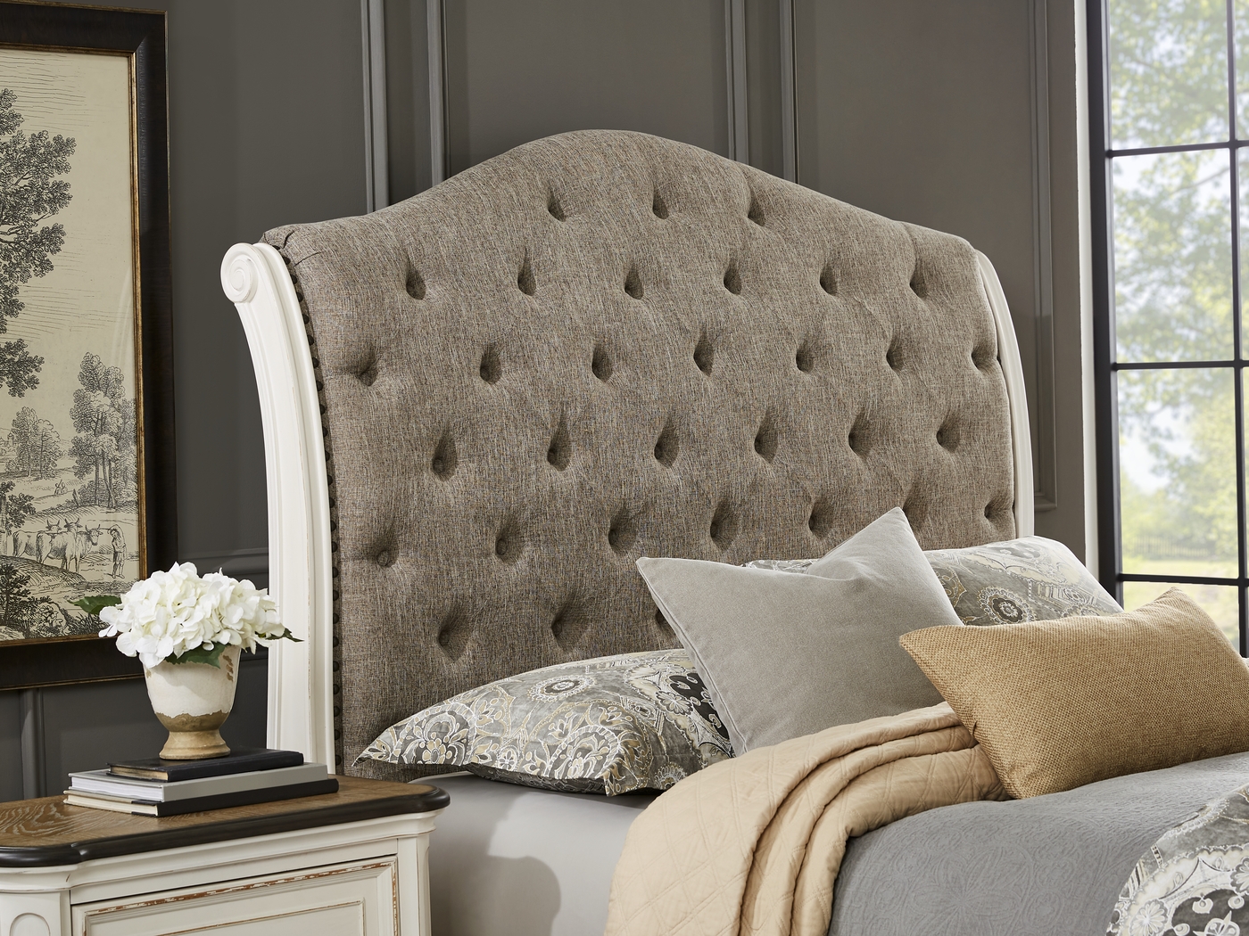 Marien Park White Queen Sleigh Bed - Thumbnail - Image 4