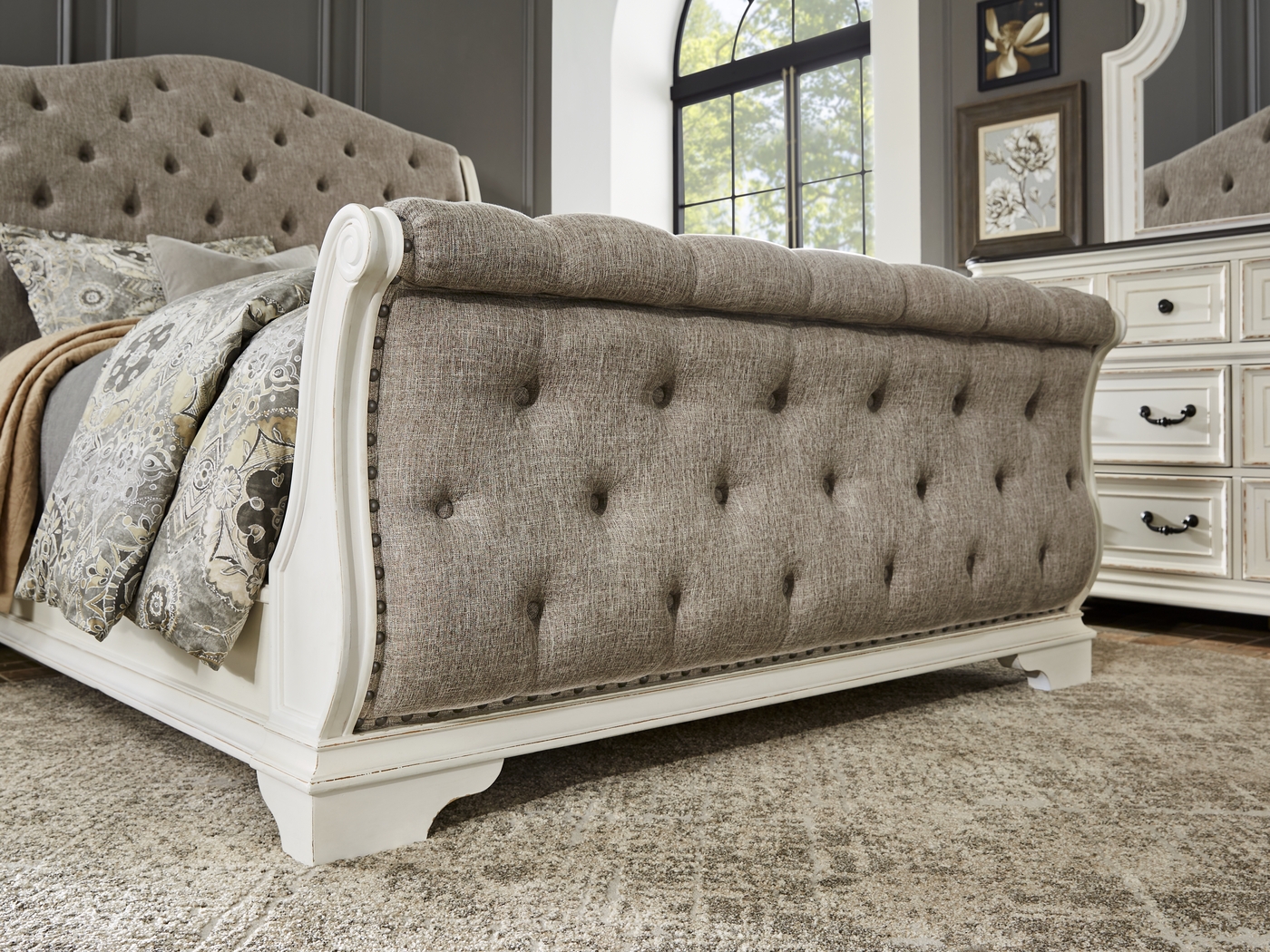 Marien Park White 5 Pc Queen Sleigh Bedroom - Thumbnail - Image 5