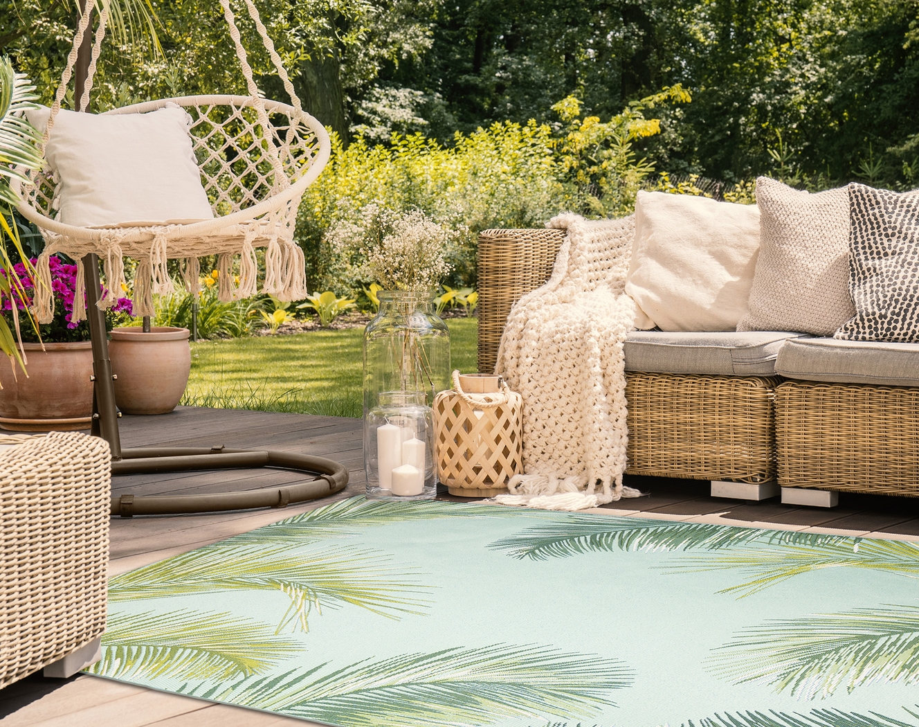 Marina Palms Aqua 4'10 x 7'6 Indoor/Outdoor Rug - Thumbnail - Image 4