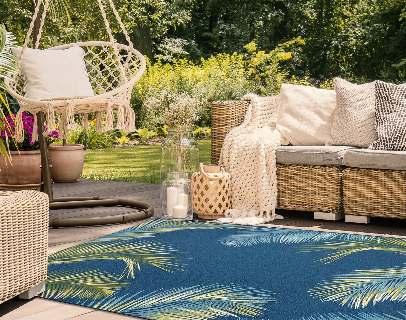 Marina Palms Navy 4'10 x 7'6 Indoor/Outdoor Rug - Thumbnail - Image 4