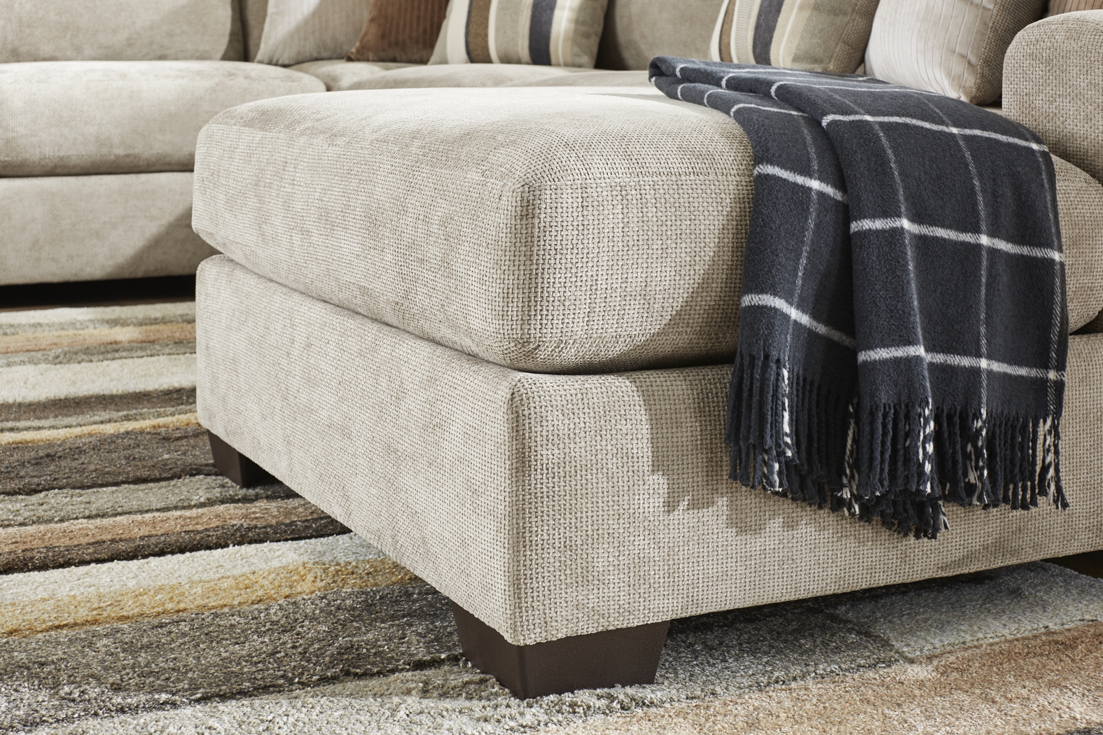 Martin Brown 6 Pc Sectional Living Room - Thumbnail - Image 9