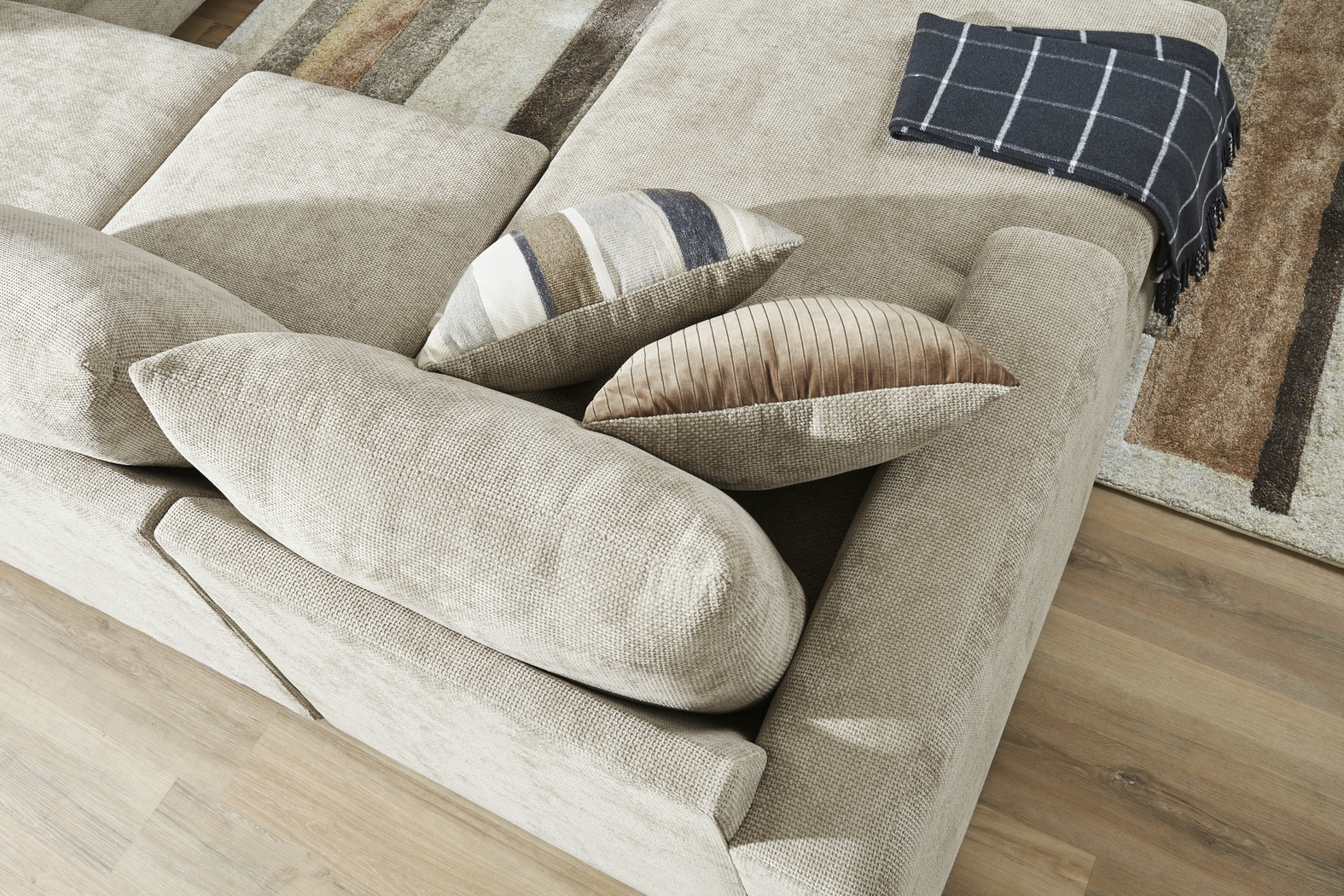 Martin Brown 6 Pc Sectional Living Room - Thumbnail - Image 11