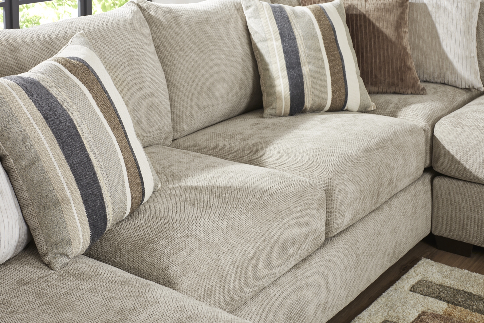 Martin Brown 6 Pc Sectional Living Room - Thumbnail - Image 6