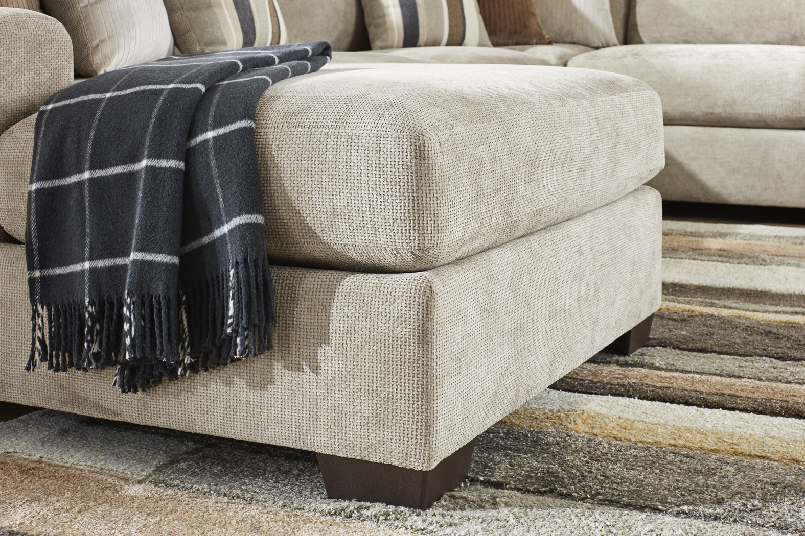 Martin Brown 6 Pc Sectional Living Room - Thumbnail - Image 9