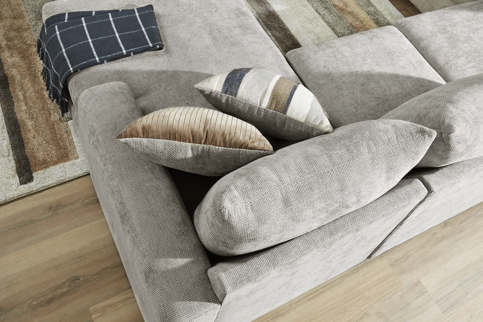 Martin Gray 6 Pc Sectional Living Room - Thumbnail - Image 5