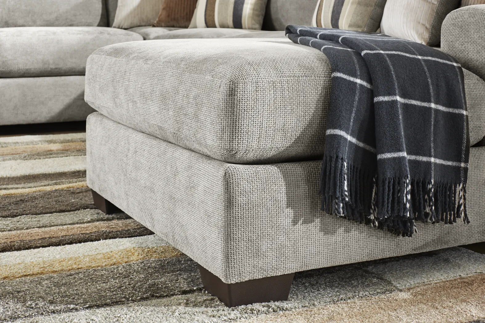 Martin Gray 6 Pc Sectional Living Room - Thumbnail - Image 10